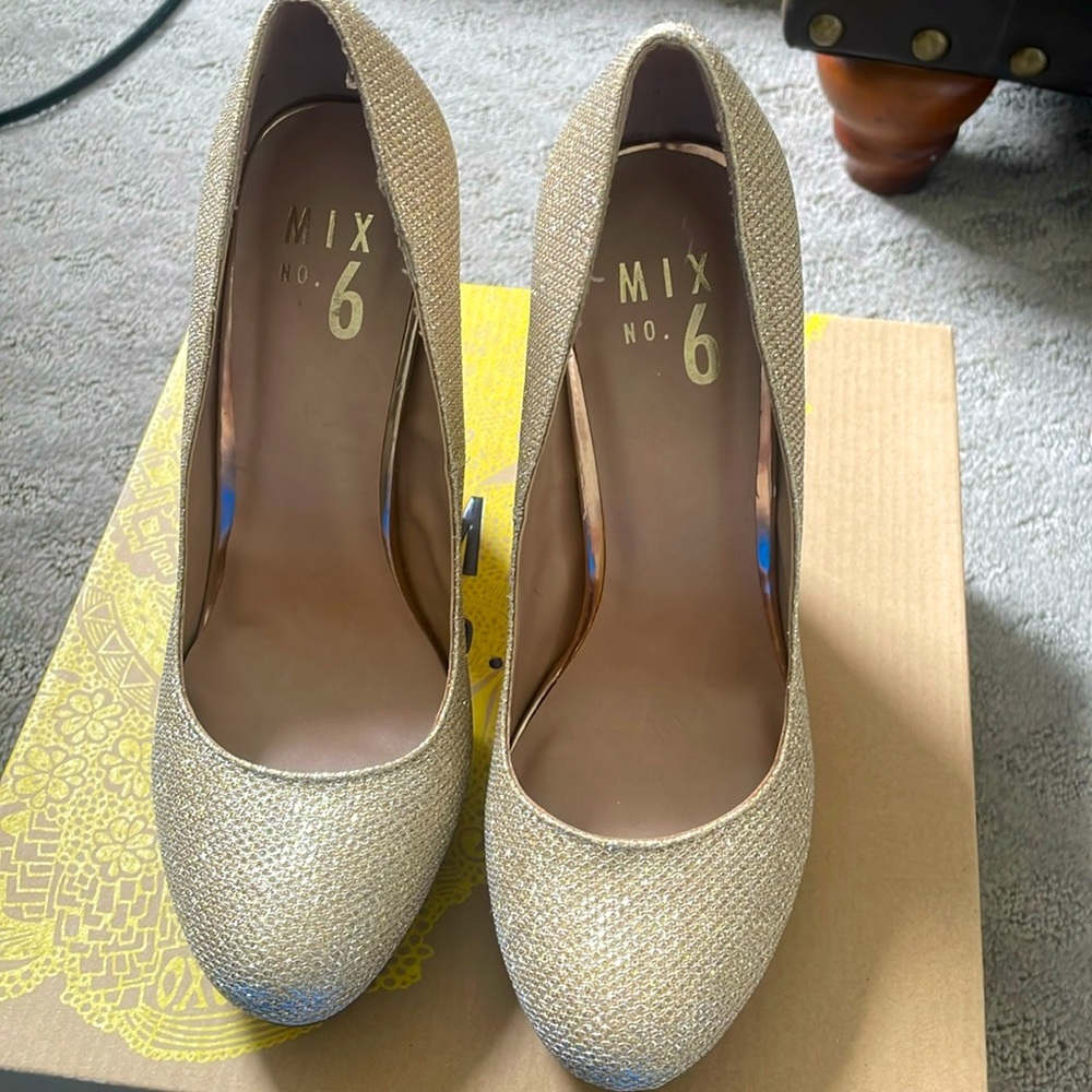 Gold glitter pumps